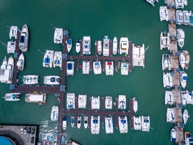 Phuket 'in doğu tarafındaki insansız hava aracının yüksek açılı görüntüsü.