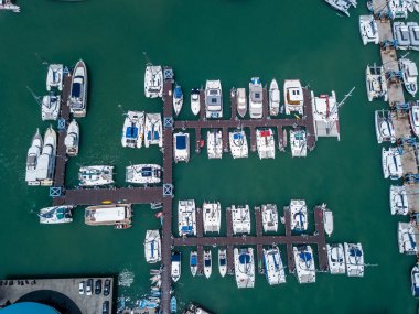 Phuket 'in doğu tarafındaki insansız hava aracının yüksek açılı görüntüsü.