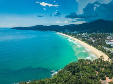Kumsal ve beyaz kumlu plaj güzeldir ve Andaman denizini renklendirir..