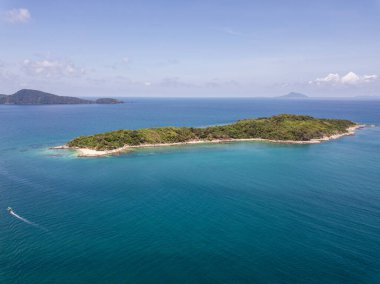 Güzel adalar Andaman Denizi 'ni renklendirir..