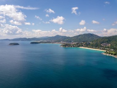 Kumsal ve beyaz kumlu plaj güzeldir ve Andaman denizini renklendirir..