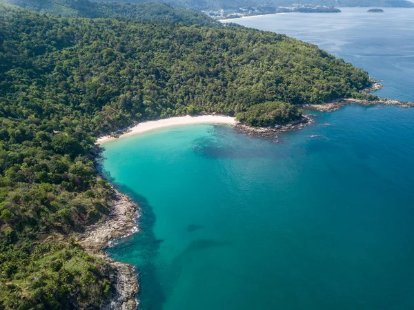 Vista Aérea Drone Revelando Água Cristalina Uma Pequena Baía Escondida — Fotografia de Stock