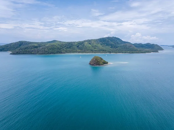 Uma Pequena Ilha Solitária Desafiando Ondas Mar Andamão Phuket — Fotografia de Stock