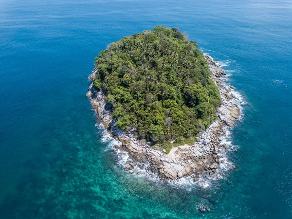Güzel adalar Andaman Denizi 'ni renklendirir..