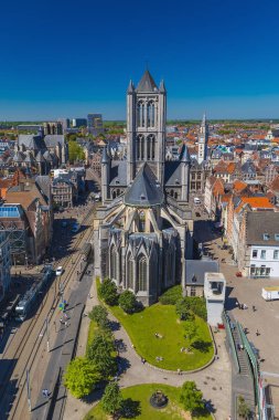 Şehir ve Ghent Beffroy kule gelen Aziz Nikolaos Kilisesi görünümünü. Belçika