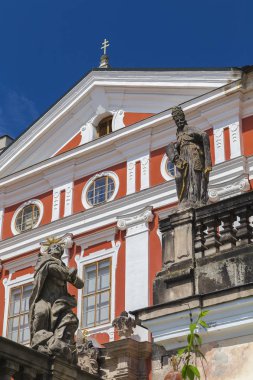 Cephe bina Benedictine Manastırı ve aziz heykeli. Broumov. Çek Cumhuriyeti