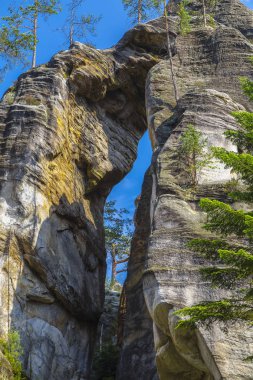 Doğal taşlar mavi gökyüzüne karşı bir yarık ile. Adrszpach. Çek Cumhuriyeti