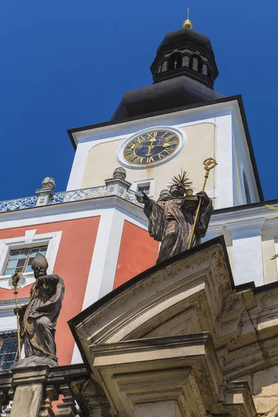 Скульптуры Святых Фасаде Бенедиктинского Монастыря Брумов Чехия — стоковое фото