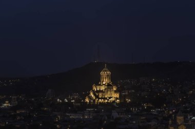 Tiflis (Gürcü Ortodoks Kilisesi) akşam saatlerinde (Tsminda Sameba) akşam aydınlatmalı Holy Trinity Katedrali. Gürcistan