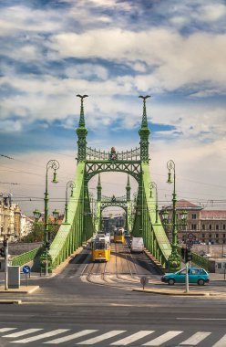 Özgürlük Köprüsü (Özgürlük Köprüsü) - bir köprüden diğer tarafa tuna Buda ve Pest Budapeşte şehir merkezi bağlanır. Macaristan