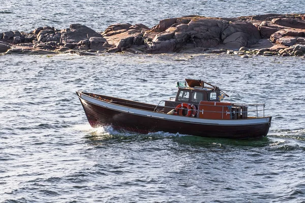 Маленькая Моторная Лодка Плывет Среди Скал Возвышающихся Над Водой — стоковое фото