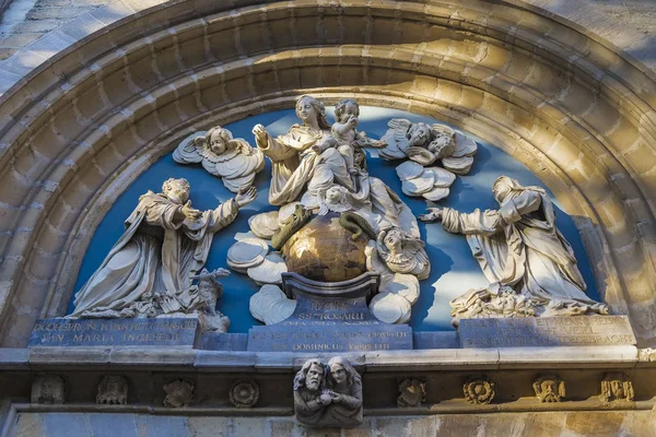 聖パウロ教会の入口の門の上には 聖徒の姿が描かれています アントワープ ベルギー — ストック写真
