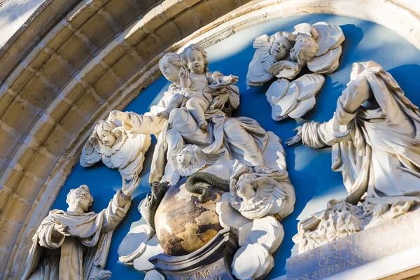 聖パウロ教会の入り口の門 聖人の像の入り口の門の上のレリーフ アントワープ ベルギー — ストック写真