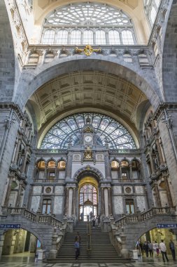 Antwerpen, Belçika - 08 Mayıs 2018: Orta-Antwerp Antwerp yanı sıra bir şehrin konumlar ana tren istasyonu olduğunu.