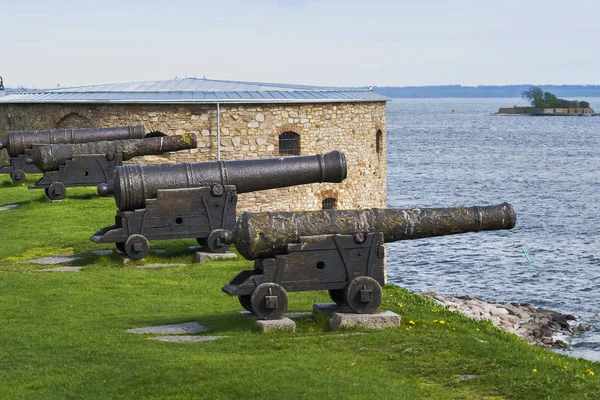 Oude Kanonnen Staan Een Rij Een Rampart Buurt Van Kust — Stockfoto