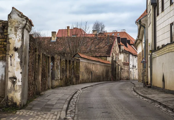 Ignoto Rua Com Parede Tijolo Velho Casas Vilnius Lituânia — Fotografia de Stock