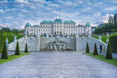 Vienna, Avusturya - 13 Ağustos 2012: Belvedere Sarayı, nerede resimleri Avusturyalı sanatçılar tarafından sunulmaktadır. Viyana. Avusturya.