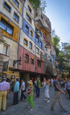 Vienna, Avusturya - 14 Ağustos 2012: Hundertwasser Avusturyalı ressam ve mimar Friedensreich Hundertwasser projeye göre 1983-1986.Vienna içinde ev inşa. Avusturya.