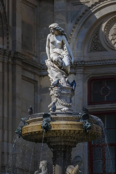 Rzeźba Naga Dziewczyna Szczycie Fontanny Pobliżu Gmachu Opery Narodowej Opernbrunnen — Zdjęcie stockowe