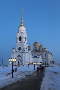 Vladimir, Rusya - 21 Şubat 2015: Dormition katedralde Vladimir (varsayım Katedrali) - olağanüstü bir anıt önceden Moğol Rus beyaz taş mimarisi