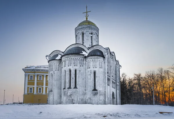 Dmitrievsky 大教堂在夕阳的背光在冬天 弗拉基米尔 俄罗斯 — 图库照片