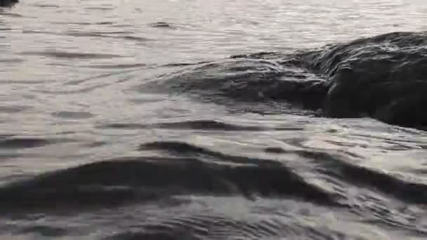 Grote Steen Uitsteekt Onder Wateren Van Een Duidelijk Meer Karelië — Stockvideo