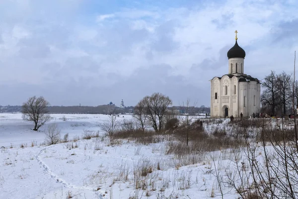 Зимний Пейзаж Покровская Церковь Нерле Фоне Заснеженных Полей Свято Боголюбский — стоковое фото