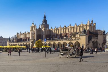Krakow, Polonya - 28 Ekim 2015: Pazar Meydanı, bez satır ve kule Krakow eski Belediye Binası. Polonya