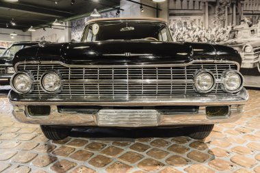 Moskova, Rusya - 24 Nisan 2016: Sovyet temsili sınıf araba Zil 111, Vadim Zadorozhny Müzesi teknoloji.