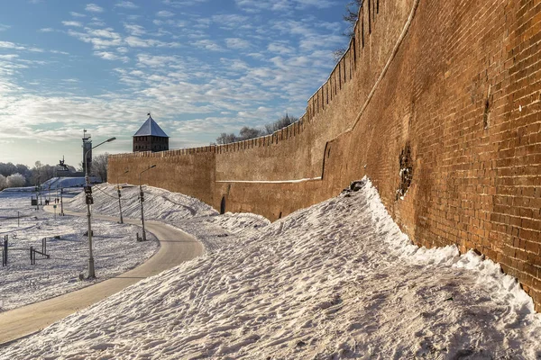 诺夫哥罗德克里姆林宫 砖墙和克里姆林宫的一座塔在一个寒冷的雪天 韦利吉诺夫哥罗德俄罗斯 — 图库照片