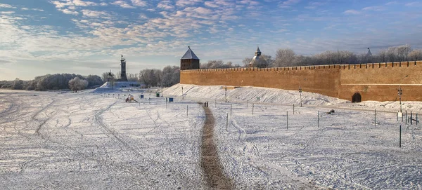 沃克霍夫河和诺夫哥罗德克里姆林宫的堤防 大量的痕迹在雪中 胜利纪念碑在一个寒冷的雪天 韦利吉诺夫哥罗德俄罗斯 — 图库照片