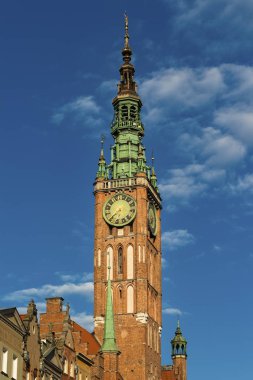Kule mavi gökyüzü bulutlu Gdansk karşı eski Belediye Binası. Polonya
