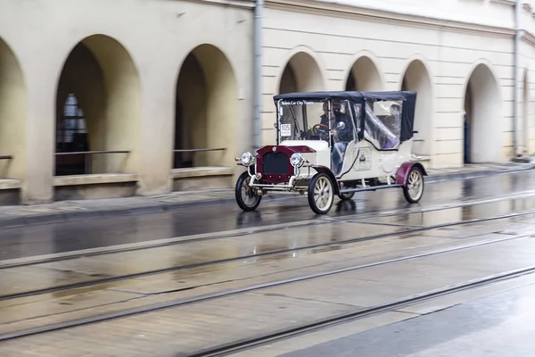 レトロな車で遠足サービス — ストック写真