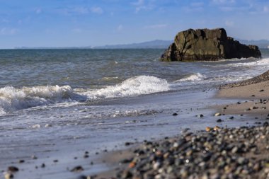 Yaklaşmakta olan dalga ve su büyük bir kaya ile Karadeniz kıyısında. Gürcistan