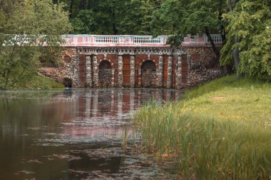 Rastrelli tuğla mağara