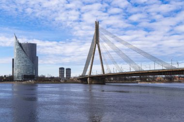 Daugava karşısında Kablo-Stayed Köprüsü