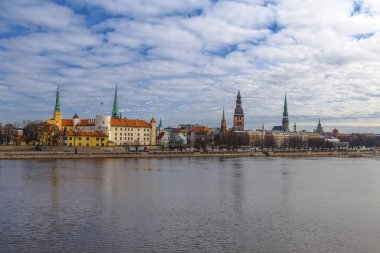 Riga şehrinin tarihi merkezinin panoramik manzarası