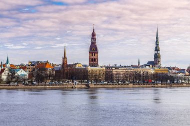 Daugava Nehri'nden şehrin tarihi eski bölümü