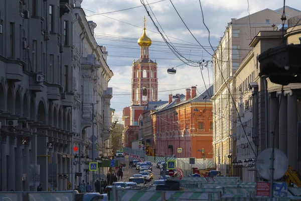 Petrovka Street and Vysoko-Petrovsky male monastery — Stock Photo, Image