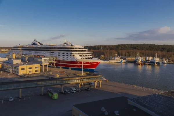 Kryssningsterminal med brygga och stor oceanångare — Stockfoto