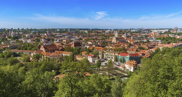 Vilnius city with tiled roofs cathedrals and churches modern bu — Stock Photo, Image