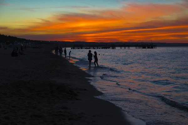 Una pintoresca puesta de sol escarlata muy brillante en el Mar Báltico — Foto de Stock