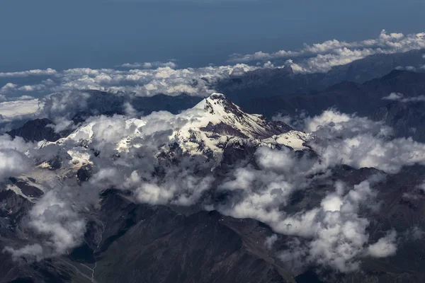 Kazbek Dağı bulutlarla çevrili — Stok fotoğraf