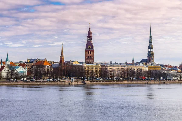 Het historische oude deel van de stad van de rivier de Daugava — Stockfoto