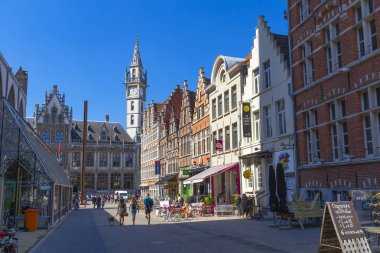 eski evler, dükkanlar ve kafeler ile şehir sokak görünümü