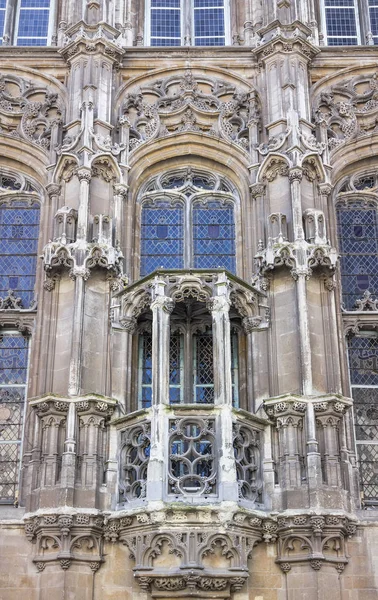 Gand, Belgio - un frammento della facciata gotica della città di Hal — Foto Stock