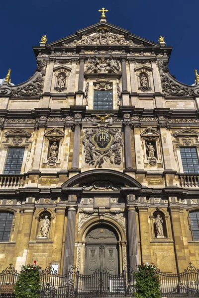 Střední část fasády Saint Carolus Borromeus Churc — Stock fotografie