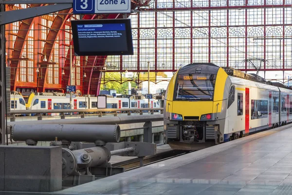 Treno al binario — Foto Stock