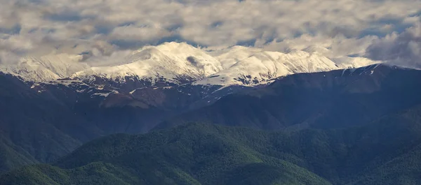 Picos de neve-branco das montanhas em Kakheti — Fotografia de Stock