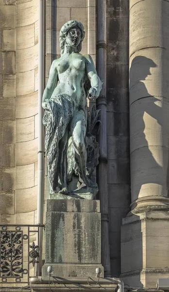 Allegorische Skulptur einer nackten Frau — Stockfoto